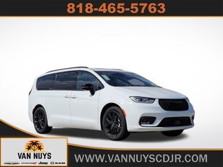 New 2025 Chrysler Pacifica Limited image 1