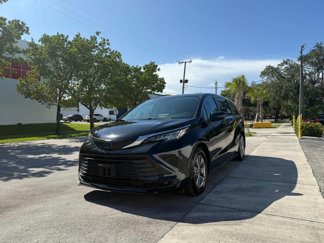 Used 2021 Toyota Sienna LE image 1