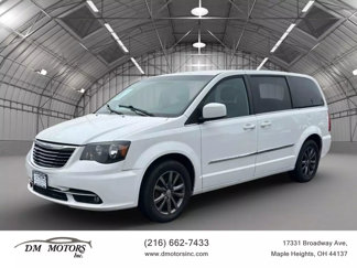 Used 2015 Chrysler Town & Country S image 1