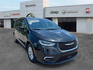 Used 2023 Chrysler Pacifica Touring-L image 1