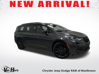 Used 2023 Chrysler Pacifica Touring-L image 1