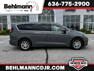New 2025 Chrysler Pacifica Select image 1