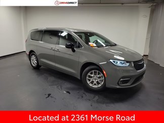 Used 2025 Chrysler Pacifica Select image 1