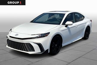 Used 2025 Toyota Camry SE image 1