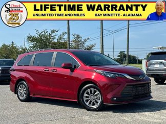 Used 2025 Toyota Sienna XLE image 1