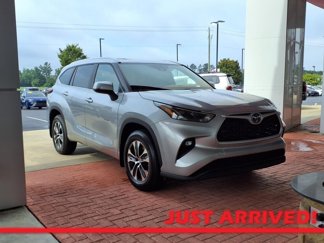 New 2025 Toyota Highlander XLE image 1