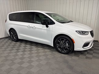 New 2026 Chrysler Pacifica Select image 1
