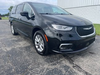 Used 2024 Chrysler Pacifica Touring-L image 1