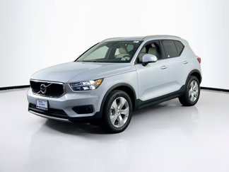 Used 2022 Volvo XC40 T5 Momentum image 1