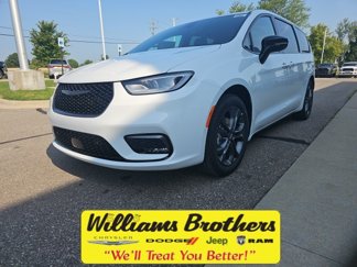New 2026 Chrysler Pacifica Select image 1