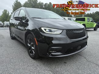 New 2026 Chrysler Pacifica Limited image 1