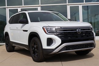 New 2025 Volkswagen Atlas Peak Edition SE image 1