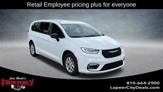 New 2025 Chrysler Pacifica Select image 1