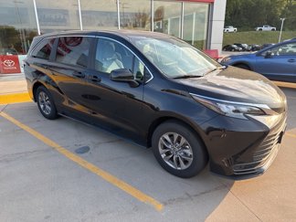 Used 2025 Toyota Sienna LE image 1