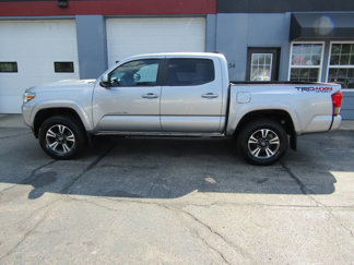 Used 2017 Toyota Tacoma TRD Sport image 1