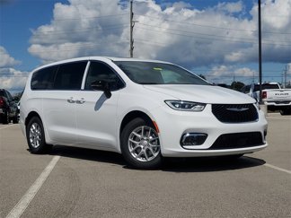 New 2026 Chrysler Pacifica Select image 1