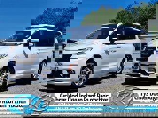Used 2023 Chrysler Pacifica Touring-L image 1