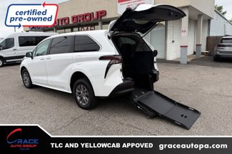Used 2023 Toyota Sienna LE image 1