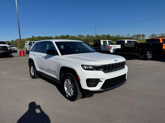 Used 2023 Jeep Grand Cherokee Laredo image 1