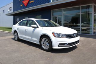 Used 2018 Volkswagen Passat 2.0T SE image 1