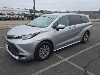 Used 2022 Toyota Sienna XLE image 1