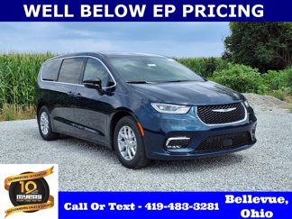 New 2025 Chrysler Pacifica Select image 1