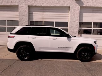 Used 2024 Jeep Grand Cherokee Altitude image 1