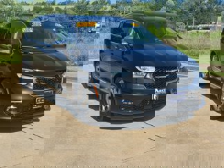 Used 2022 Chrysler Pacifica Limited image 1