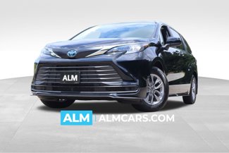 Used 2025 Toyota Sienna XLE image 1