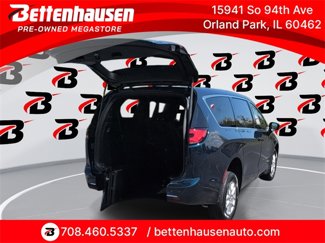 Used 2025 Chrysler Pacifica Select image 1
