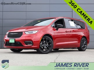 Used 2025 Chrysler Pacifica Limited image 1