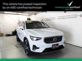 Used 2024 Volvo XC40 B5 Core image 1