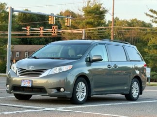 Used 2014 Toyota Sienna XLE image 1