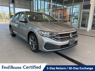 Used 2023 Volkswagen Jetta SE image 1