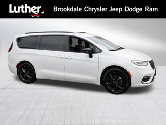 Certified 2024 Chrysler Pacifica Touring-L w/ S Appearance Package image 1