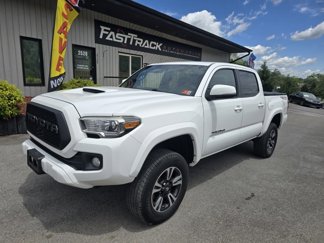 Used 2017 Toyota Tacoma TRD Sport image 1