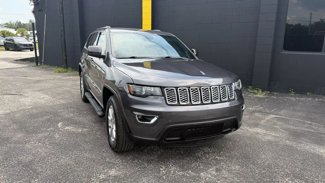 Used 2021 Jeep Grand Cherokee Laredo image 1