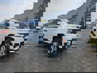 New 2025 Jeep Grand Cherokee L Laredo image 1