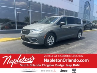 Used 2023 Chrysler Pacifica Touring-L image 1