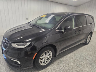 Used 2023 Chrysler Pacifica Touring-L image 1