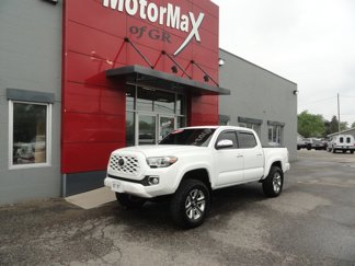 Used 2019 Toyota Tacoma Limited image 1