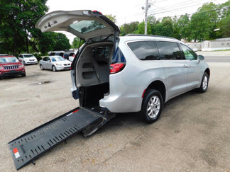 Used 2022 Chrysler Pacifica Touring-L image 1
