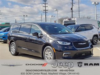 New 2025 Chrysler Pacifica Select image 1