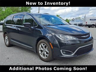 Used 2017 Chrysler Pacifica Touring-L w/ Tire & Wheel Group image 1