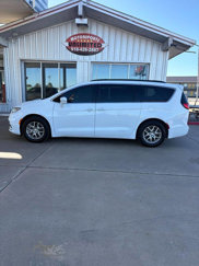 Used 2022 Chrysler Pacifica Touring image 1