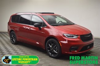 New 2025 Chrysler Pacifica Limited w/ Trailer Tow Group image 1