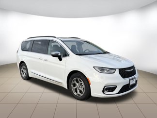 Used 2023 Chrysler Pacifica Limited image 1