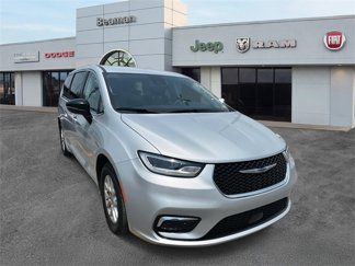 Used 2024 Chrysler Pacifica Touring-L image 1