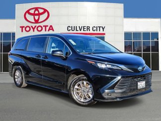 Used 2025 Toyota Sienna LE image 1