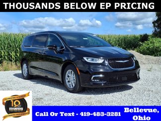 New 2025 Chrysler Pacifica Select image 1